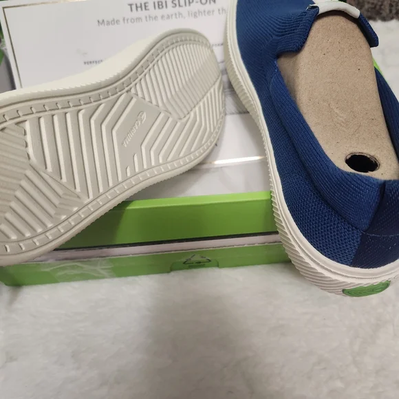 Cariuma Royal Blue Slip-On Loafers Unisex 6.5 Men Or 8 Women  display picture 1